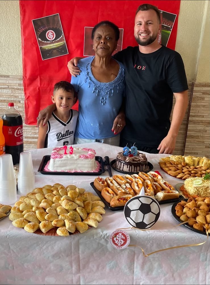Comemoração de aniversário no Lar, com bolo e mesa preparada