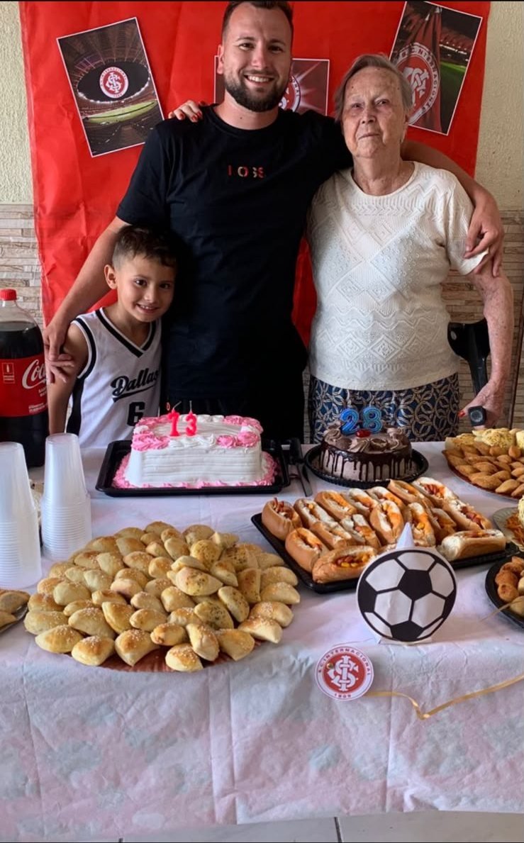 Moradora acompanhada de Renan e do filho na comemoração